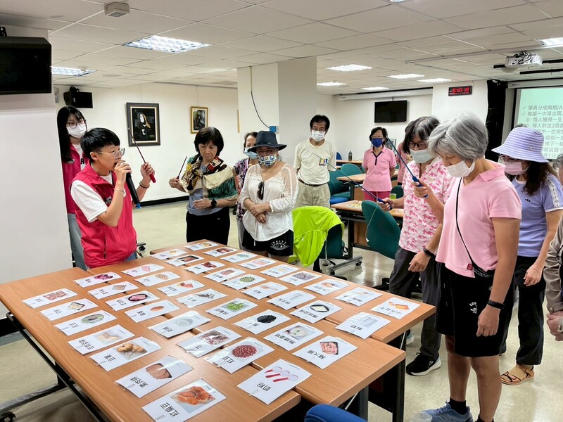 營養師透過教具遊戲及簡報方式帶領長者認識優質蛋白質食物及如何預防肌少症